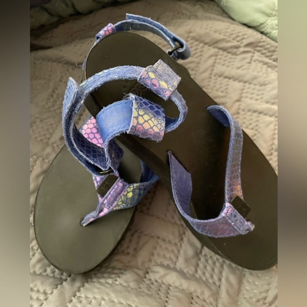 Teva size 7 sandals like new never worn